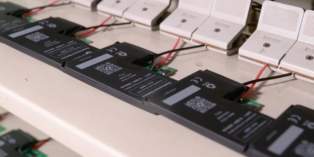 探秘苹果 iPhone 电池生产线:ifixit 团队走进中国工厂,亲手组装一块